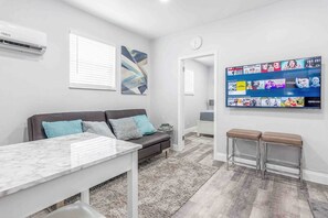 Interior - Kick back and relax in this calm, stylish space (Fort Lauderdale)