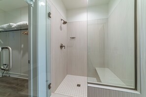 Ensemble douche/baignoire, sèche-cheveux, serviettes fournies