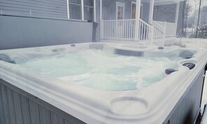 Outdoor spa tub - Fully Loaded - Bikes & Hot Tub - Burlington Area + Bike Path (Colchester)