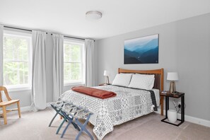 3 bedrooms, desk, travel cot, free WiFi - Fully Loaded - Bikes & Hot Tub - Burlington Area + Bike Path (Colchester)