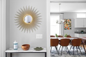 Dining - Fully Loaded - Bikes & Hot Tub - Burlington Area + Bike Path (Colchester)