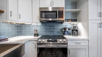 Frigorifero, microonde, forno, piano cottura