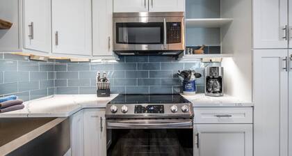 Remodeled TH Near Mtn-Pool-Hot Tub-Steps to Free Bus/Core Trail + New Grill-W/D in Unit-Immaculate