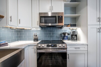 Remodeled TH Near Mtn-Pool-Hot Tub-Steps to Free Bus/Core Trail + New Grill-W/D in Unit-Immaculate