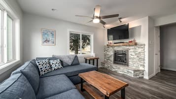 Smart TV, caminetto, libri