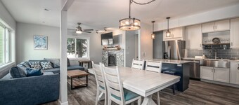 Remodeled TH Near Resort-Steps to Free Ski/Town Bus Stop+ HotTub-New GRILL-W/D in Unit-Gas Fireplace