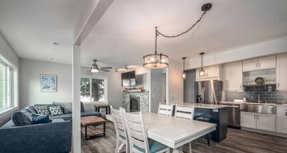 Remodeled TH Near Resort-Steps to Free Ski/Town Bus Stop+ HotTub-New GRILL-W/D in Unit-Gas Fireplace