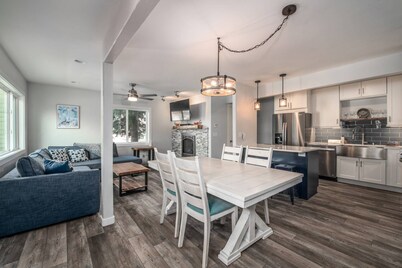 Remodeled TH Near Resort-Steps to Free Ski/Town Bus Stop+ HotTub-New GRILL-W/D in Unit-Gas Fireplace