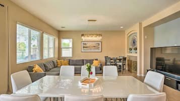 Una Smart TV, una chimenea, una mesa de tenis de mesa