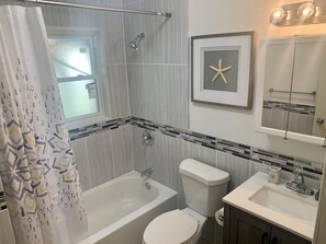 Bathtub, hair dryer, towels, soap - Entire house for your trip (University City)