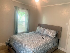 2 bedrooms, iron/ironing board, travel crib, free WiFi - Entire house for your trip (University City)