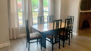 Un comedor con una mesa rectangular y seis sillas.