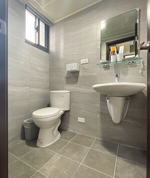 Senior Tek Büyük Yataklı Oda | Banyo | Duş, geniş duş başlığı, ücretsiz banyo/kozmetik ürünleri 