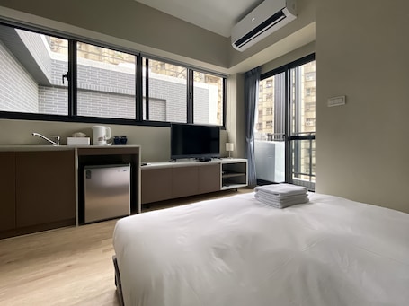 Senior Double Room | Down comforters, desk, free WiFi, bed sheets