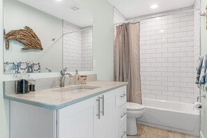 Combined shower/tub, hair dryer, towels