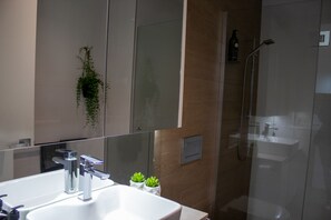Dusche, Haartrockner, Handtücher, Seife