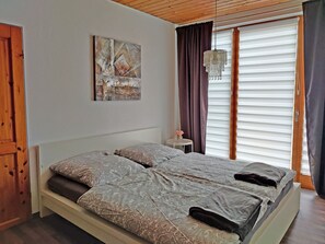 1 bedroom, bed sheets - Vacation apartment Krottenmühl am Simssee, 55 sqm, first floor, 1 separate bedroom (Söchtenau)