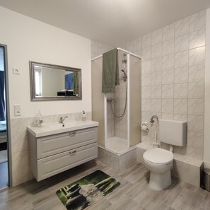 Douche, sèche-cheveux, serviettes fournies