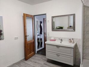 Douche, séchoir à cheveux, serviettes fournies