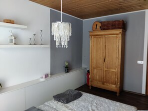 1 bedroom, bed sheets - Vacation apartment Krottenmühl am Simssee, 55 sqm, first floor, 1 separate bedroom (Söchtenau)