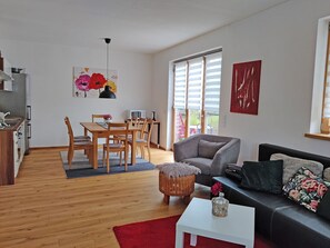 TV - Vacation apartment Krottenmühl am Simssee, 55 sqm, first floor, 1 separate bedroom (Söchtenau)