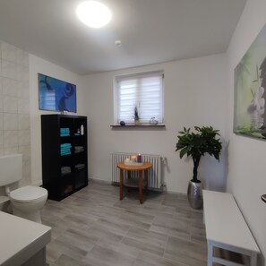 Shower, hair dryer, towels