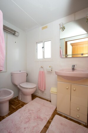 Combined shower/bathtub, hair dryer, bidet, towels - Mobile home with beautiful garden (Mutxamel)