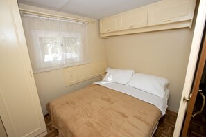 3 bedrooms, travel cot, free WiFi, bed sheets - Mobile home with beautiful garden (Mutxamel)