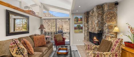 Fernseher, Kamin, DVD-Player