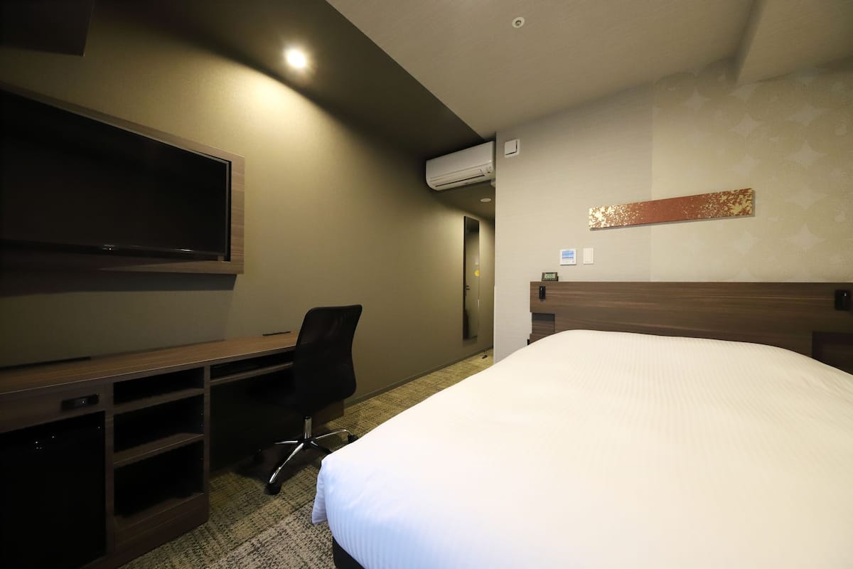 Meja kerja, ruang kerja ramah laptop, Wi-Fi gratis, dan seprai linen