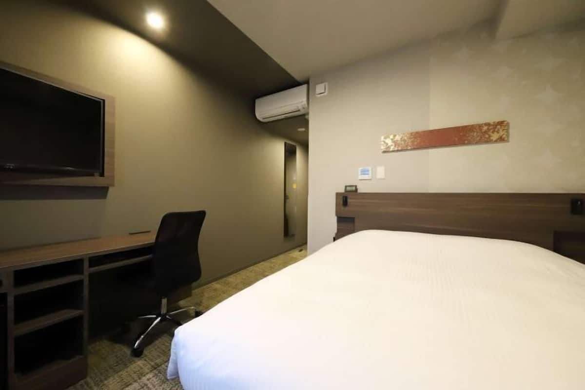 Desk, laptop workspace, free WiFi, bed sheets