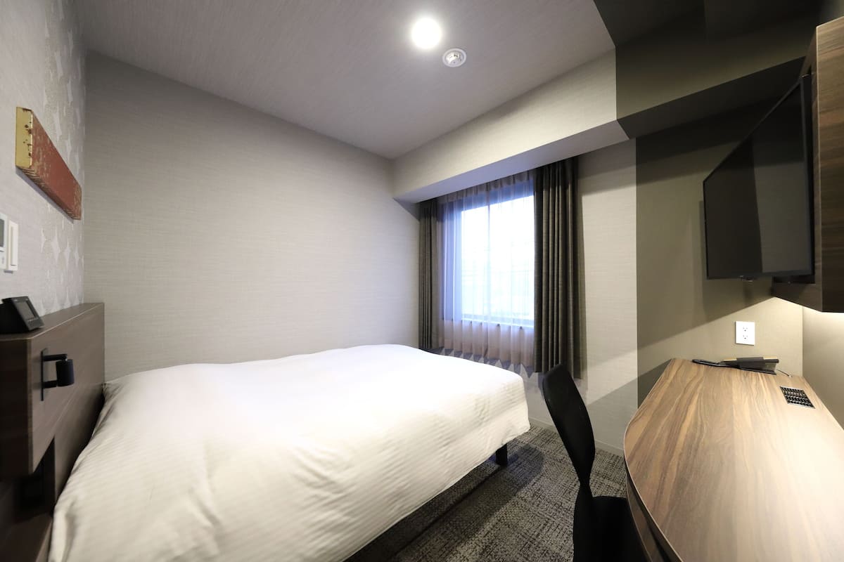 Kamar Single, Bebas Asap Rokok | Meja kerja, ruang kerja ramah laptop, Wi-Fi gratis, dan seprai linen