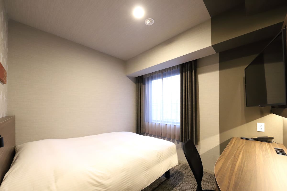 Desk, laptop workspace, free WiFi, bed sheets