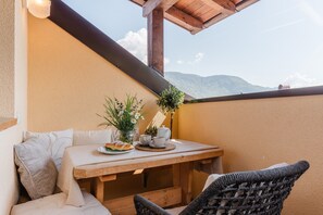 Outdoor dining - Maisonette with Timeless Elegance & Panoramic Views (Nals Südtirol)
