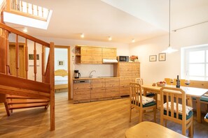 Dining - Apartment "2SZ Weißburg Kreuzwegerhofnals" with Mountain View, Pool & Balcony (Nals Südtirol)