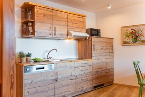 Kylskåp, mikrovågsugn, spishäll och diskmaskin