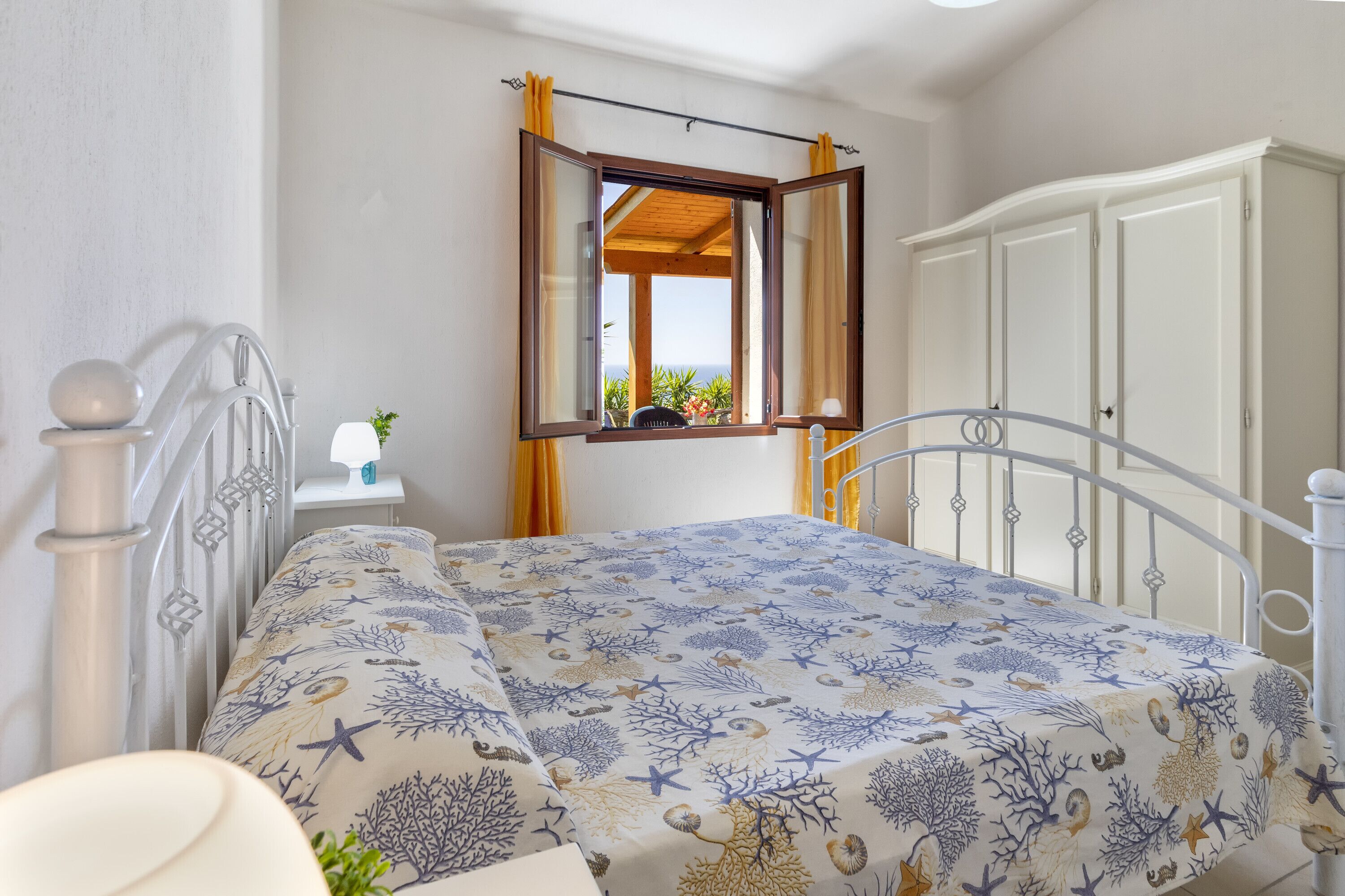 1 slaapkamer, een strijkplank/strijkijzer, beddengoed