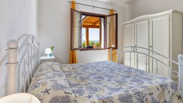 1 slaapkamer, een strijkplank/strijkijzer, beddengoed