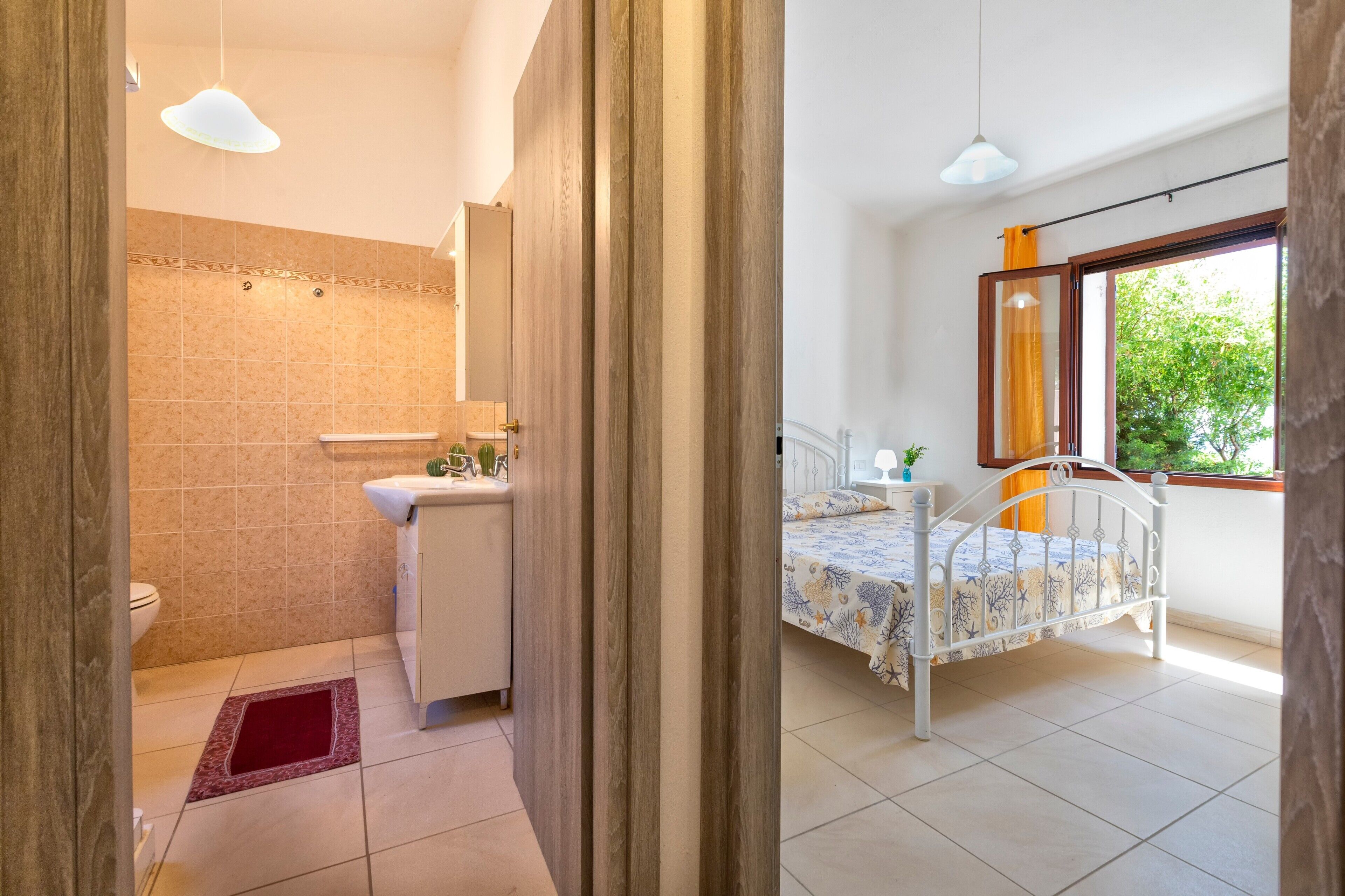 1 slaapkamer, een strijkplank/strijkijzer, beddengoed