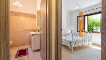 1 slaapkamer, een strijkplank/strijkijzer, beddengoed