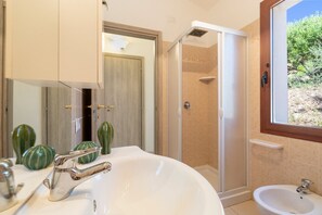 Shower, towels