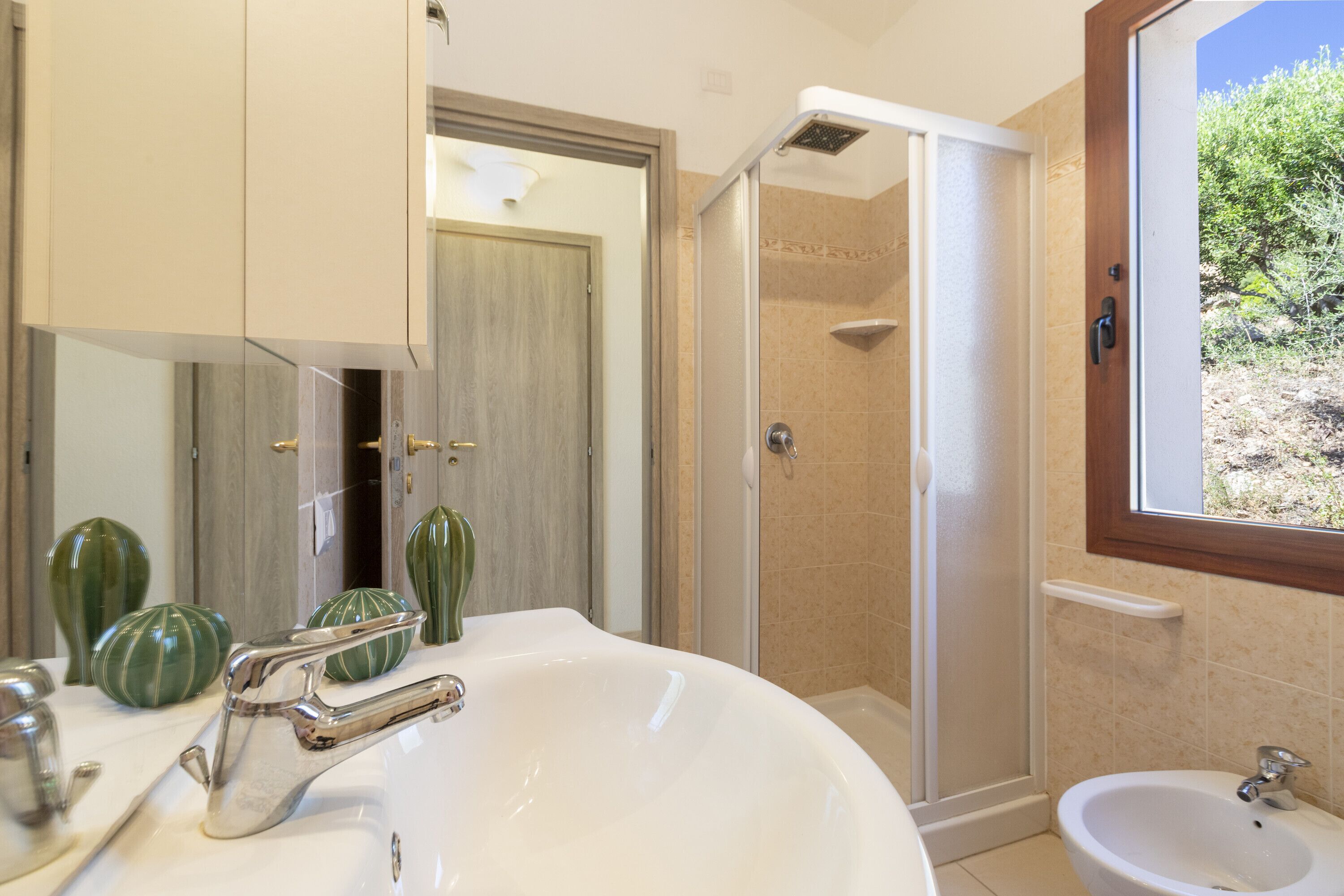 Een douche, handdoeken