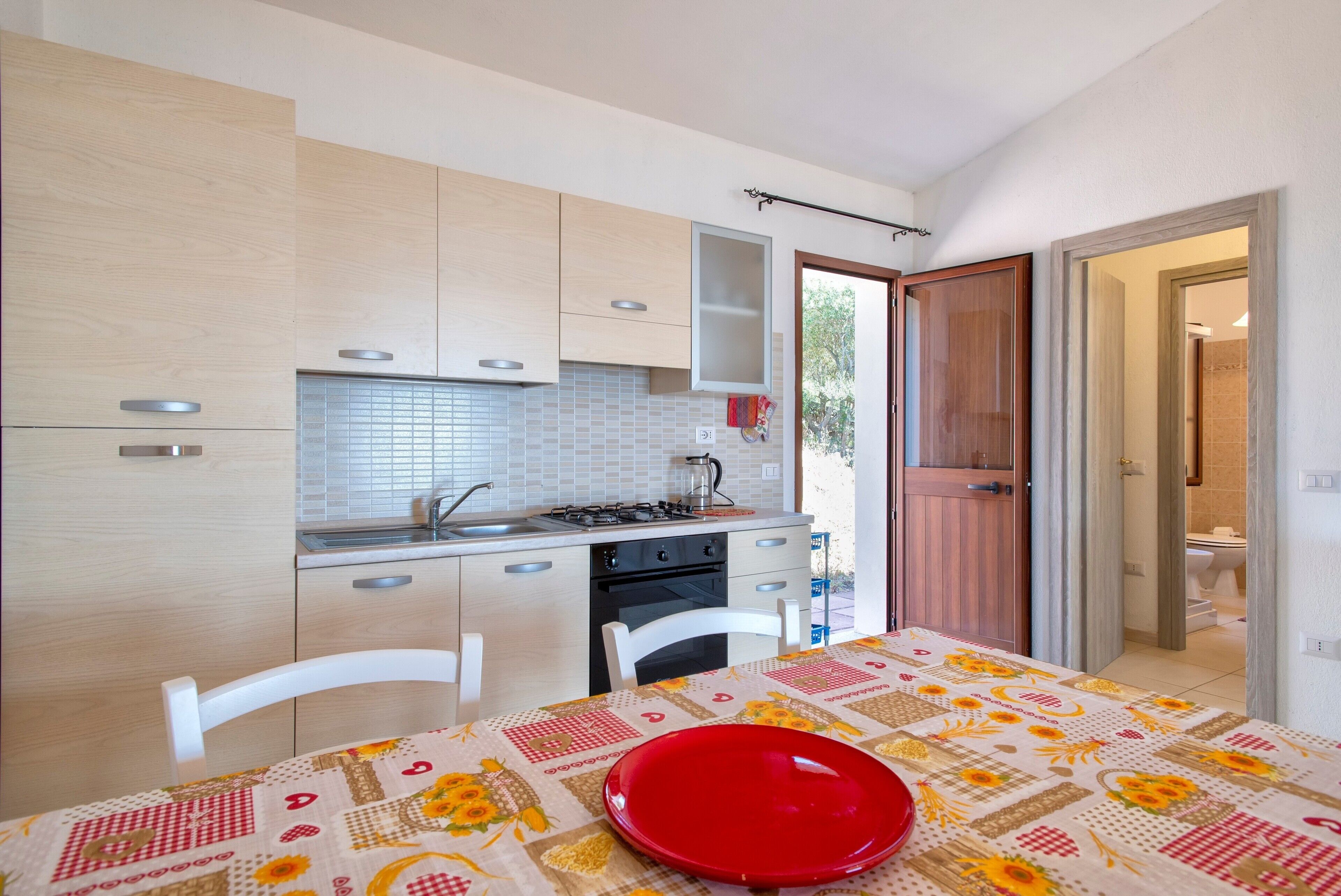 Fridge, oven, stovetop, coffee/tea maker