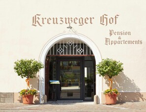 Exterior detail - Studio "Kreuzwegerhof Nals Blaub" with Mountain View, Pool, Wi-Fi & Garden (Nals Südtirol)