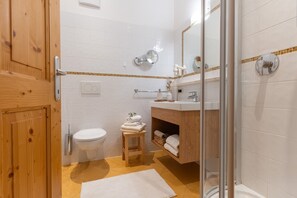 Shower, hair dryer, towels - Family Loge at the Village Square – Spring at Kreuzwegerhof Nals (Nals Südtirol)