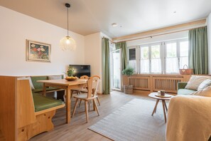 Dining - Family Loge at the Village Square – Spring at Kreuzwegerhof Nals (Nals Südtirol)