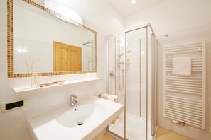 Suihku, hiustenkuivaaja, pyyhkeet