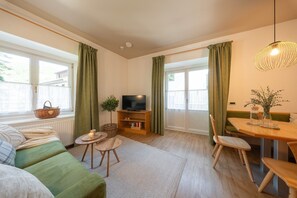 TV, ping pong - Family Loge at the Village Square – Spring at Kreuzwegerhof Nals (Nals Südtirol)