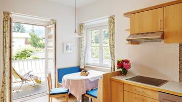 Kühlschrank, Mikrowelle, Herdplatte, Geschirrspüler