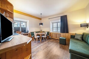 Télévision, table de tennis de table, chaîne hi-fi